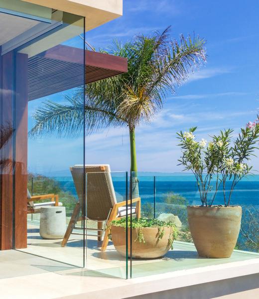 Estate Taurus includes impressive sea views. This luxurious private residence offers a Premier Sport Membership, Residents' Beach Club and Kupuri Beach Club access and an unforgettable time. Modern design combines with technology to create the perfect setting for your memories.
